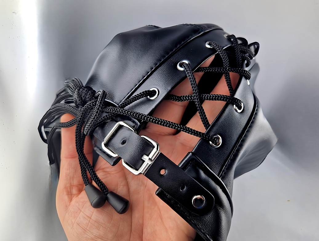 Gesichtsmaske Schwarz Lederoptik Maske Schnur Verschluss Fetisch Kunstleder BDSM Rollenspiele – Bild 2